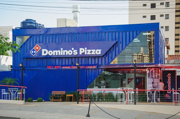 Franquias da Domino’s Pizza em contêiners começam a surgir no varejo brasileiro