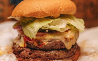 Burger joint celebra um ano em solo carioca com ação para os clientes