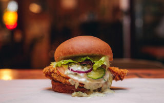 Burger joint new york apresenta novo sanduíche com frango