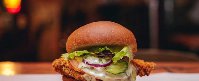 Burger joint new york apresenta novo sanduíche com frango